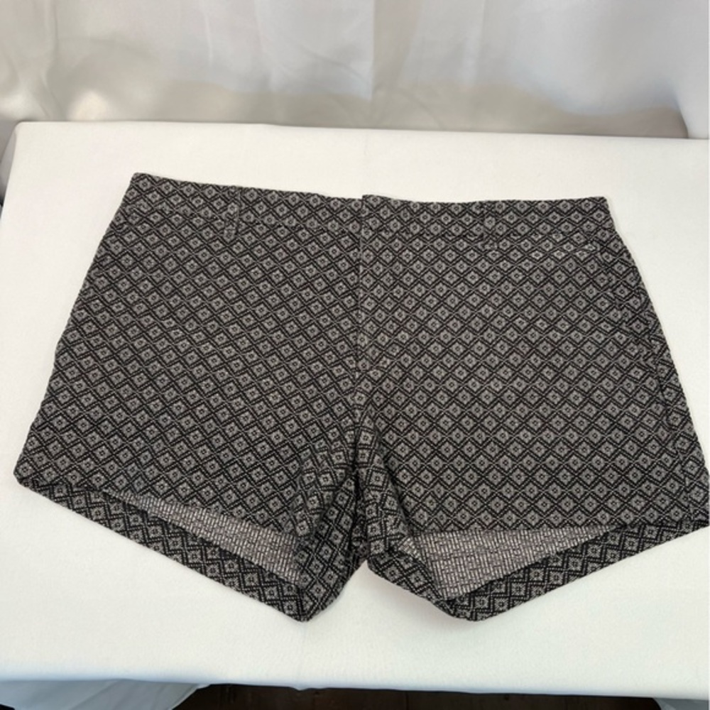Banana Republic Size 12 Gray and Black Geometric Patterned Shorts